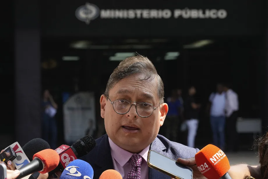 “Je confirme qu'il est parti pour l'Espagne”, a déclaré à l'AFP l'avocat de González Urrutia, José Vicente Haro, précisant qu'il ne pouvait pas faire plus de commentaires (AP Photo/Ariana Cubillos)