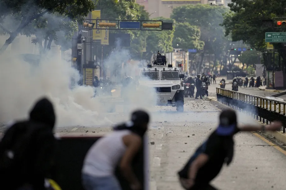 Des manifestants se heurtent à la police lors de manifestations contre les résultats officiels qui ont déclaré la réélection de Nicolás Maduro, un jour après les élections. (AP Photo/Matias Delacroix, File)