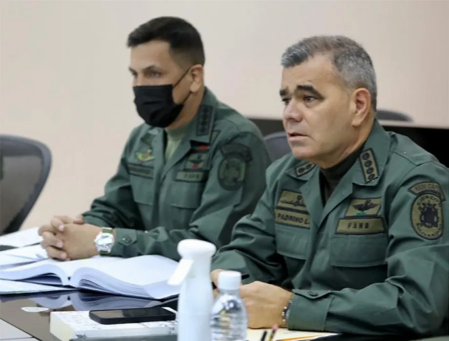 Le chef du Ceofanb et le ministre Padrino López, responsables militaires principaux