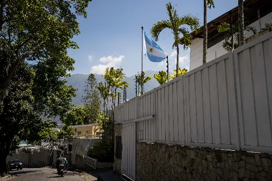 Tension à Caracas : L'Argentine a averti le Venezuela de tout tentative d'ingérence dans son ambassade.