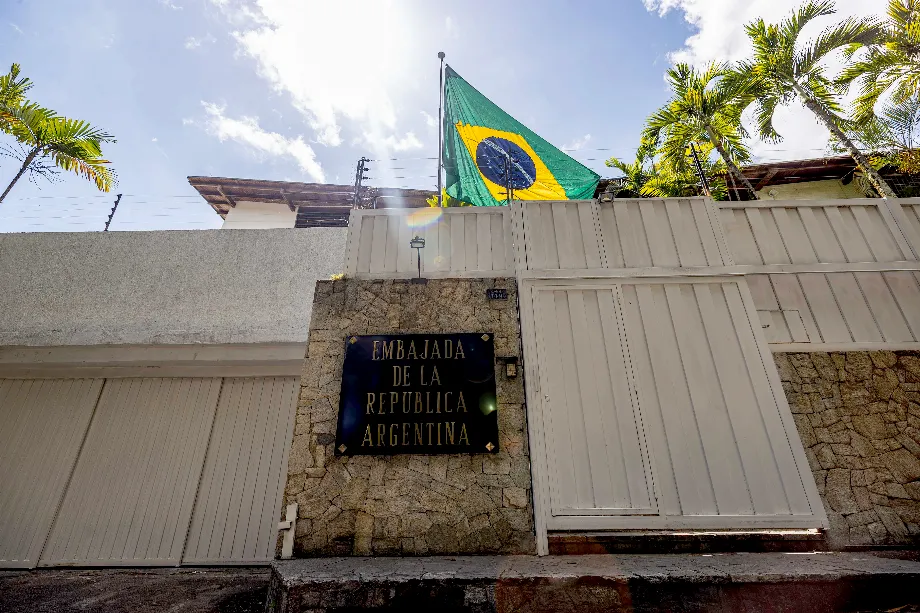 Photo d'archive montrant le drapeau du Brésil hissé à l'ambassade d'Argentine à Caracas. EFE/ Henry Chirinos 