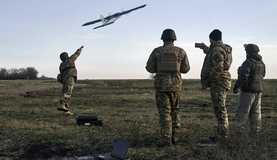 Des soldats ukrainiens lancent un drone contre des positions russes près de Bakhmout, dans la région de Donetsk, en Ukraine
