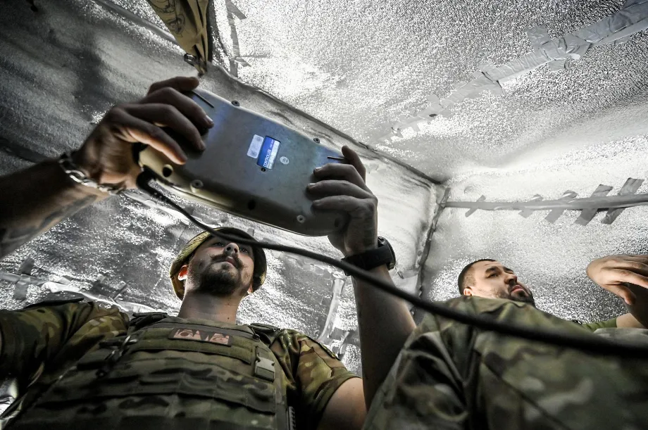 Des soldats russes contrôlent un drone de combat