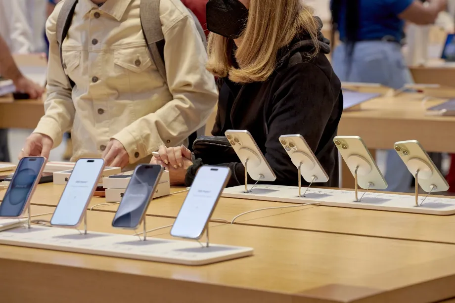 Les smartphones Apple iPhone 15 en vente dans le magasin de la société sur la Cinquième Avenue à New York, États-Unis (Bloomberg)