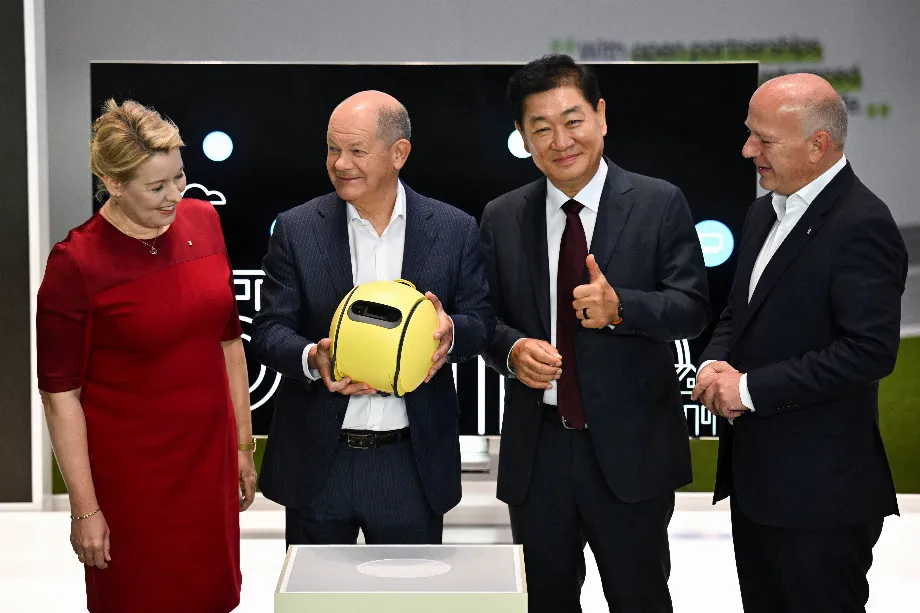 Le chancelier allemand Olaf Scholz a visité l'exposition IFA Berlin où les grandes marques ont présenté des avancées en intelligence artificielle appliquée aux électroménagers. REUTERS