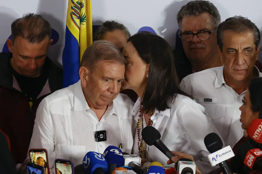 Le candidat présidentiel opposant Edmundo González Urrutia (i), écoute la leader opposante vénézuélienne María Corina Machado dans une image d'archive EFE/ Henry Chirinos
