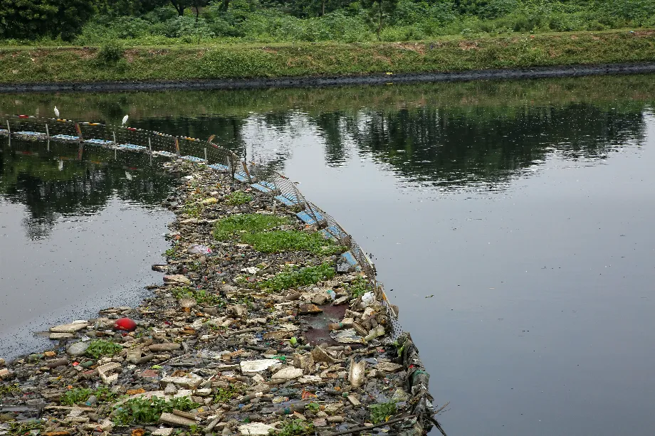 Plus de 30 barrières flottantes d'AlphaMERS collectent des tonnes de déchets dans des localités en Inde depuis leur mise en œuvre - (EFE)