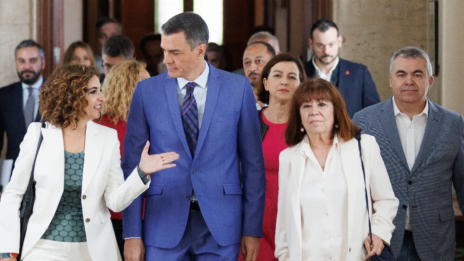 María Jesús Montero, Pedro Sánchez et Cristina Narbona, entre autres, à leur arrivée à une réunion au Congrès. (Eduardo Parra/Europa Press)