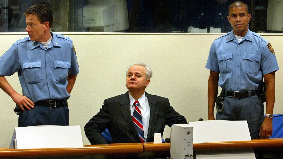 En Serbie, Slobodan Milosevic a organisé des élections qu'il a perdues, a été déposé et remis au tribunal spécial pour la Yougoslavie, une Cour pénale internationale pour ce pays, où il a été accusé de crimes de guerre et est mort pendant le procès. (AFP)