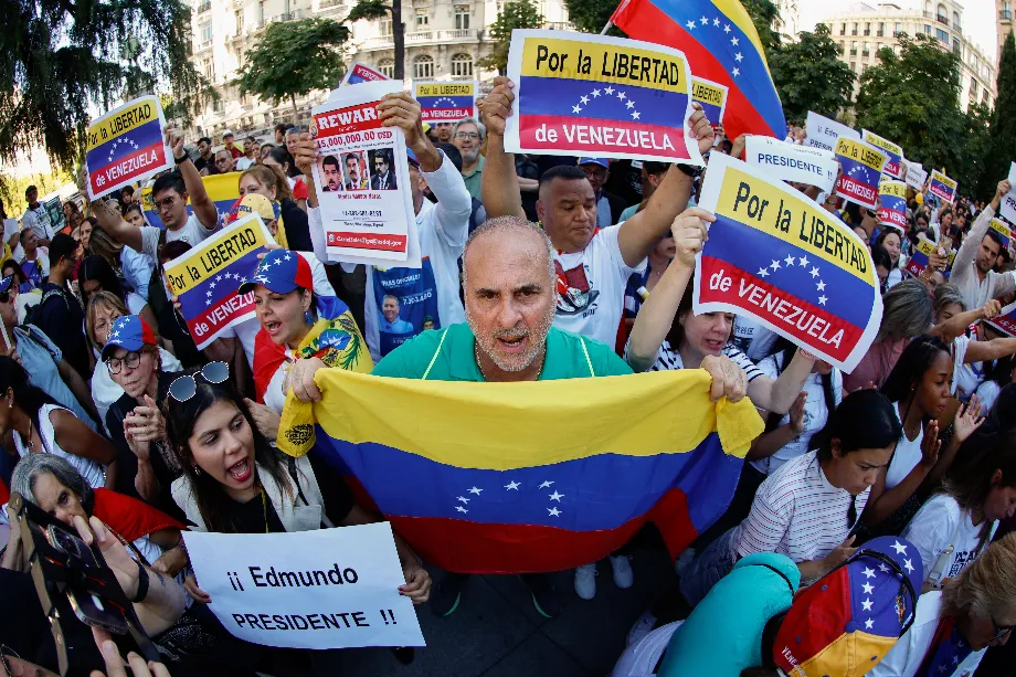 Les gens participent à une manifestation à Madrid, Espagne, le 10 septembre 2024, pour demander la victoire du candidat présidentiel d'opposition vénézuélien Edmundo González Urruti aux élections du 28 juillet, qui font l'objet de dénonciations de fraude. Edmundo González a quitté le pays le 8 septembre pour demander l'asile en Espagne. EFE/ Rodrigo Jiménez