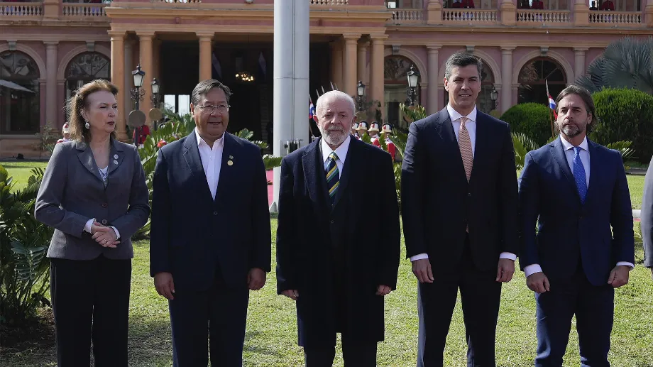 Diana Mondino lors d'un sommet du Mercosur avec les présidents Lula Da Silva, Luis Arce, Santiago Peña et Luis Lacalle Pou
