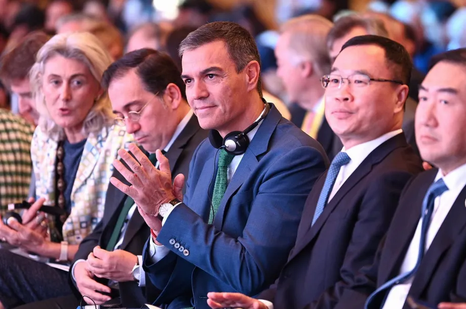 Pedro Sánchez, président du gouvernement, aux côtés du maire de Shanghai, Gong Zheng, ce mardi. (Moncloa/Borja Puig de la Bellacasa) 