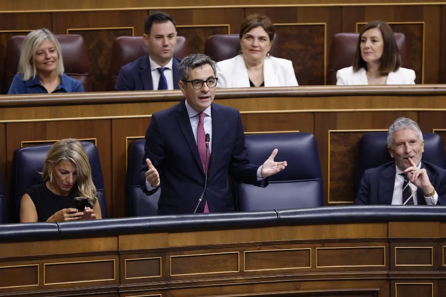 Le ministre de la Présidence, de la Justice et des Relations avec les Cortes, Félix Bolaños, lors de la session de contrôle du Gouvernement tenue au Congrès. (Javier Lizón/EFE)