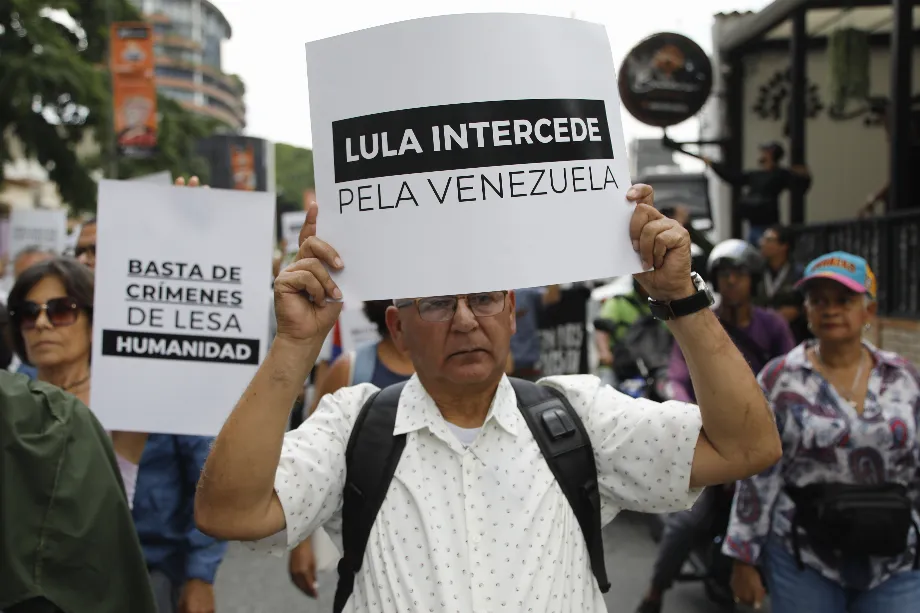 A protester holds a sign asking the president of Brazil to intervene (AP Photo/Cristian Hernández)
