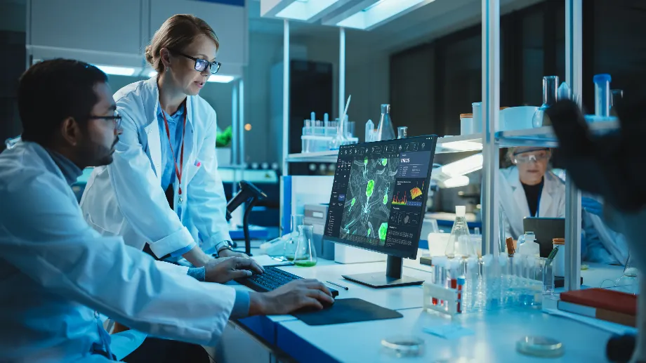 Des scientifiques investiguant dans un laboratoire (Shutterstock Espagne)