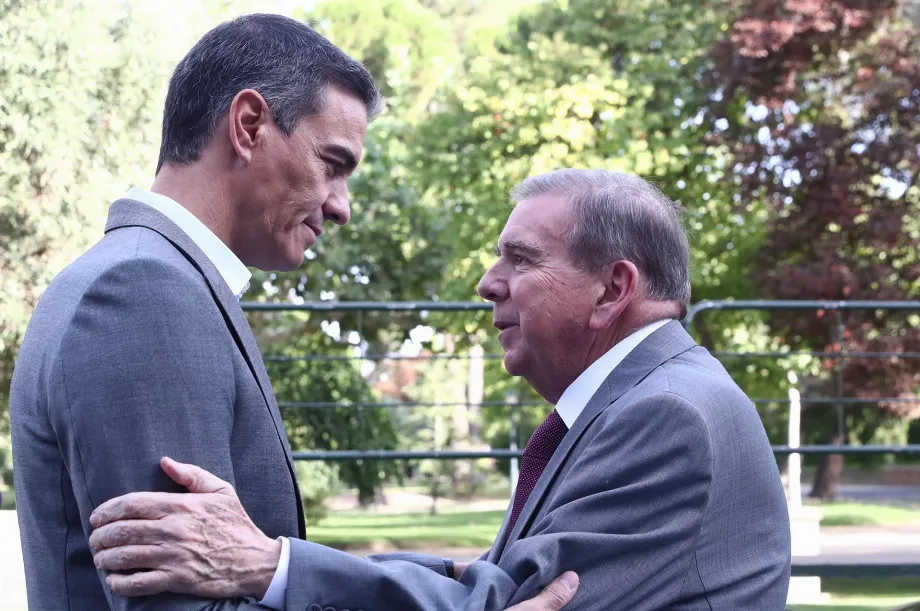 Le président du gouvernement, Pedro Sánchez, rencontre le leader de l'opposition vénézuélienne Edmundo González. (Fernando Calvo/Moncloa)