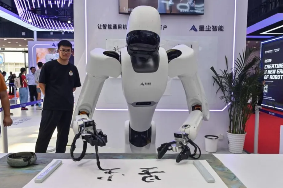 Ce robot est conçu pour effectuer des tâches domestiques, en utilisant l'intelligence artificielle. (AFP)