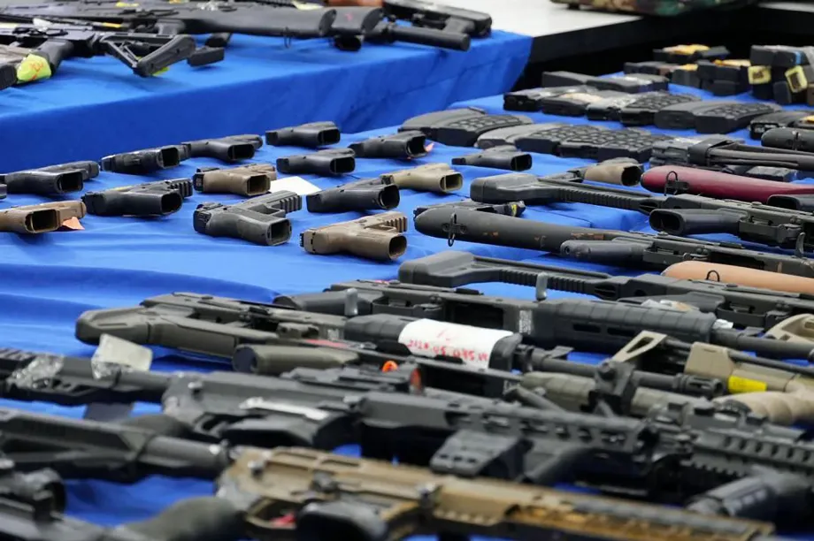 Certaines des supposées armes trouvées lors de l'opération (X : @EstefanyATRdrgz)