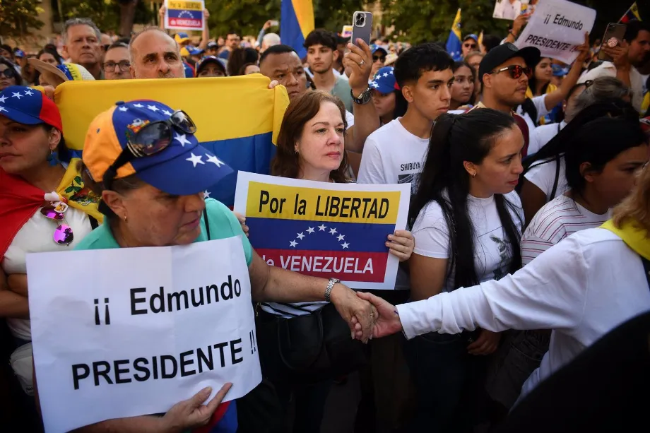 Des dizaines de personnes lors d'une concentration devant le Congrès des députés pour revendiquer Edmundo González, président élu du Venezuela, le 10 septembre 2024, à Madrid (Espagne). Fernando Sánchez - Europa Press