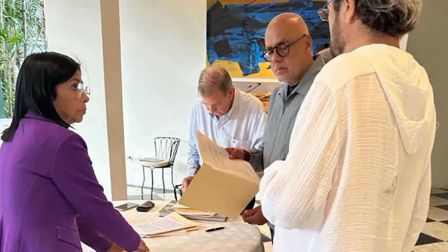Jorge Rodríguez et Delcy Rodríguez forcent González Urrutia à signer la reconnaissance de la victoire de Nicolás Maduro sous le regard attentif de l'ambassadeur espagnol.