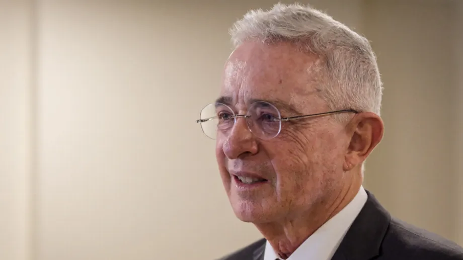 L'ancien président Álvaro Uribe Vélez a parlé de la suspension des négociations de paix avec l'ELN et a attaqué Nicolás Maduro - crédit Mariano Vimos/Colprensa
