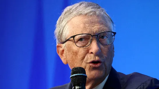 Bill Gates propose des emplois en IA pour des personnes du monde entier : des salaires allant jusqu'à 180 000 euros par an et tout en télétravail.