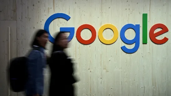 Des chercheurs de Google reçoivent le prix Nobel de chimie pour avoir utilisé l'IA dans une recherche importante.