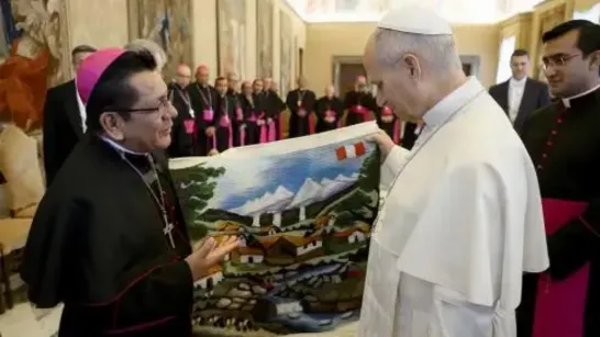 Papa Léon XIV reçoit une tapisserie de la Vallée du Mantaro, une œuvre textile andine qui représente la foi, l'identité culturelle et la tradition ancestrale péruvienne.