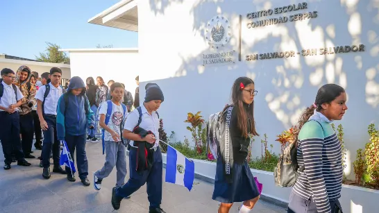 Les étudiants du secteur public salvadorien bénéficieront d'un tutorat gratuit avec IA suite à un accord entre Bukele et Musk.