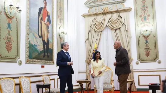 Delcy Rodríguez accueille Zapatero à Caracas pour promouvoir le dialogue.