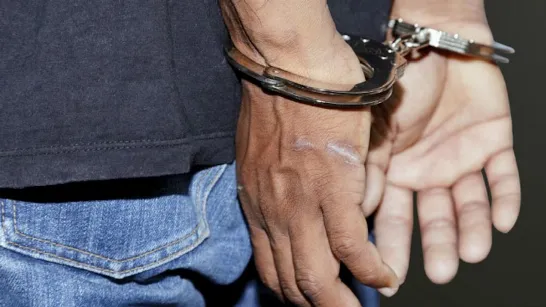 Des agents de la Police Nationale Civile du Salvador sont destitués après une intervention violente.