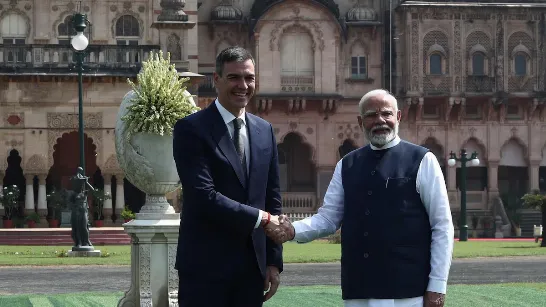 Sánchez se rend en Inde pour défendre une intelligence artificielle "humaniste" et attirer des investissements industriels.
