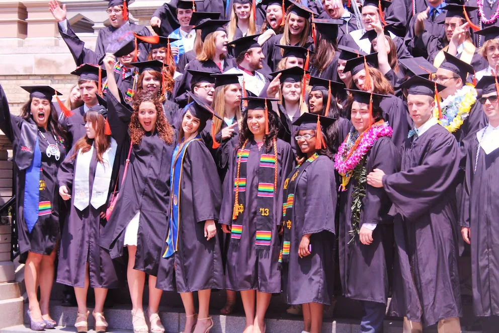 Deneke apparaît à sa graduation
