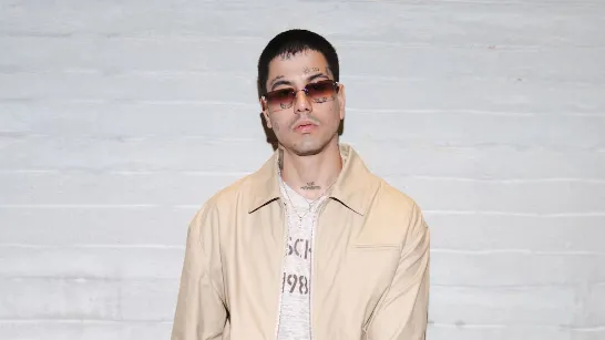 Glamour, élégance et attitude : le passage de Duki lors des défilés de la Fashion Week de Milan.