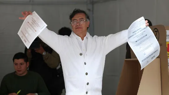 Polémique concernant l'image de Gustavo Petro votant lors des consultations internes.