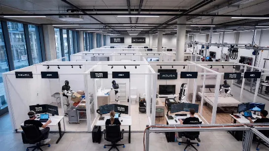 Ainsi est le gymnase en Allemagne où des centaines de robots humanoïdes s'entraînent à accomplir des tâches quotidiennes.