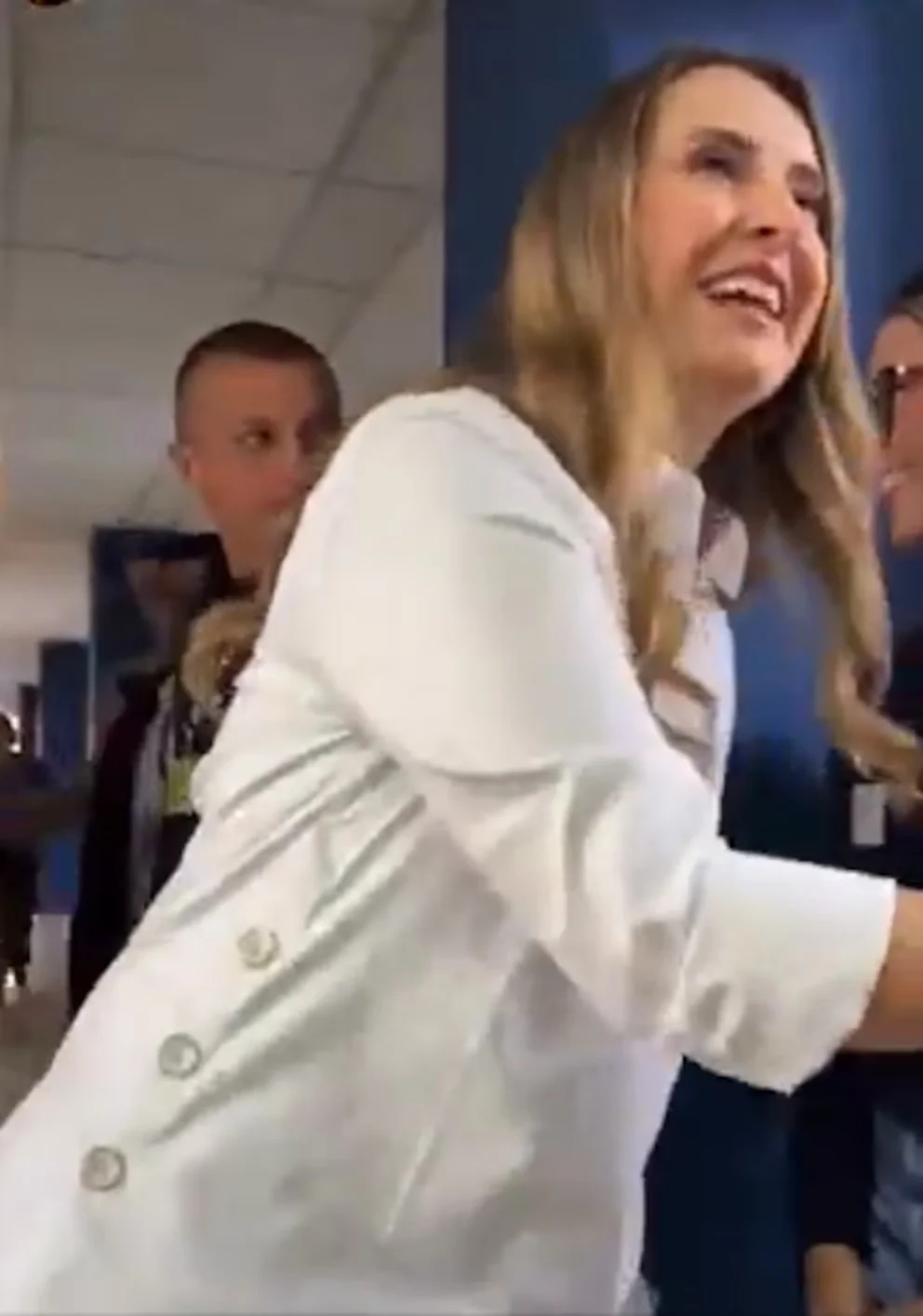 La femme aurait salué avec