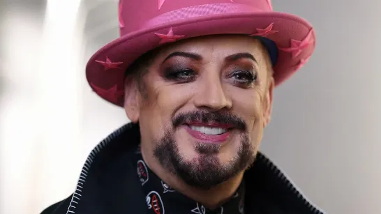 Boy George a confié qu'il mise sur l'IA pour ses nouvelles chansons : “Elle élargit les possibilités.”