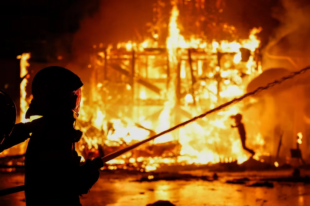 Le travail des pompiers est constant, ils demandent donc d'enquêter sur l'achat d'équipements et de fournitures. EFE/Ana Escobar