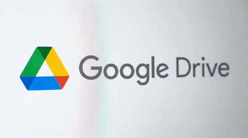 Premier plan du logo et du texte de Google Drive sur un écran blanc, montrant le triangle multicolore (vert, jaune, bleu, rouge) et le nom 'Google Drive'.