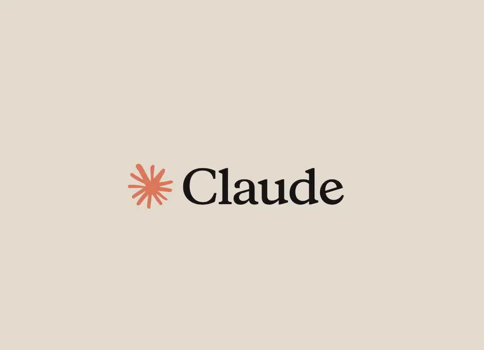 Logo de Claude avec texte noir et un symbole abstrait similaire à une étoile rougeâtre à huit branches à gauche, sur un fond beige clair