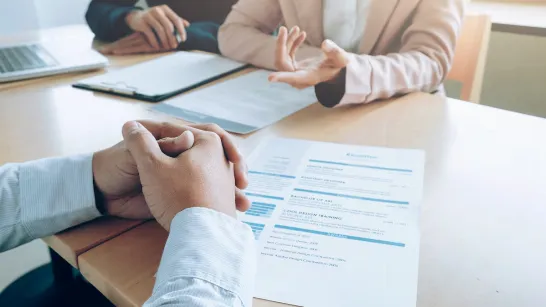 Premier emploi à l'ère de l'IA : ce que recherchent les entreprises et pourquoi le CV n'est plus suffisant.
