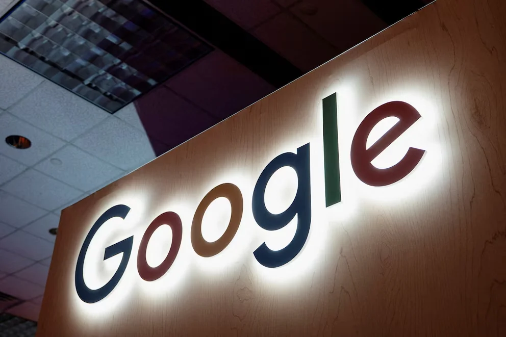 Le modèle d'intelligence artificielle Gemini de Google pourrait être mis en œuvre dans des environnements militaires classifiés, interdisant la surveillance de masse aux États-Unis et l'utilisation dans des armes autonomes sans supervision humaine (REUTERS/Danielle Villasana/File Photo)