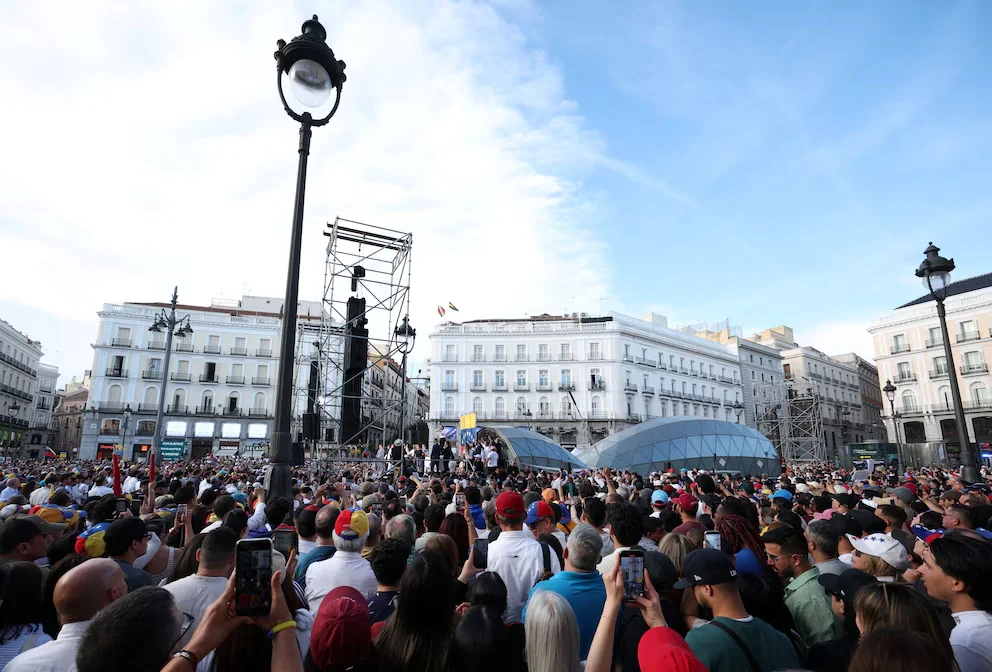 , María Corina Machado a rejeté les chants de “dehors la mona” proférés contre Delcy Rodríguez par certains participants à un acte public à Madrid (REUTERS/Isabel Infantes)