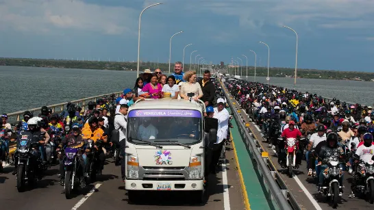 The Venezuelan opposition asked the transitional government to call for elections and to increase the minimum wage.