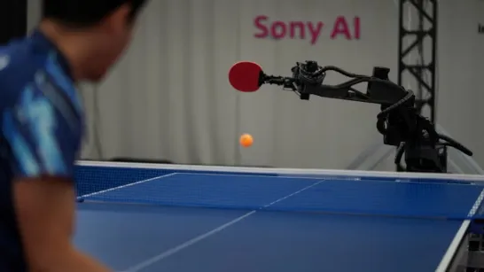Un robot de Sony défie et surpasse des humains dans le tennis de table compétitif.