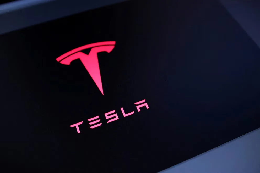 Tesla, SpaceX et Intel collaborent sur Terafab, un projet de fabrication de semi-conducteurs. REUTERS/Dado Ruvic/Illustration/File Photo