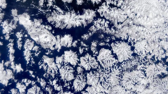 NASA montre dans son Calendrier de Science 2026 une image impressionnante de nuages actiniformes au large de la côte du Pérou.