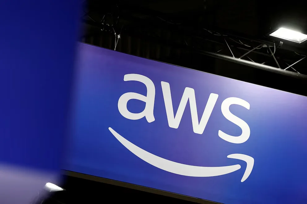 AWS opère à travers un réseau mondial de centres de données distribués dans différentes régions du monde.   REUTERS/Benoit Tessier  