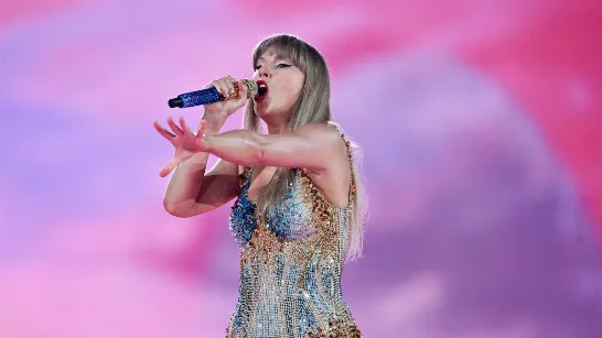 Taylor Swift fait un pas en avant contre l'intelligence artificielle et cherche à enregistrer sa voix comme marque.
